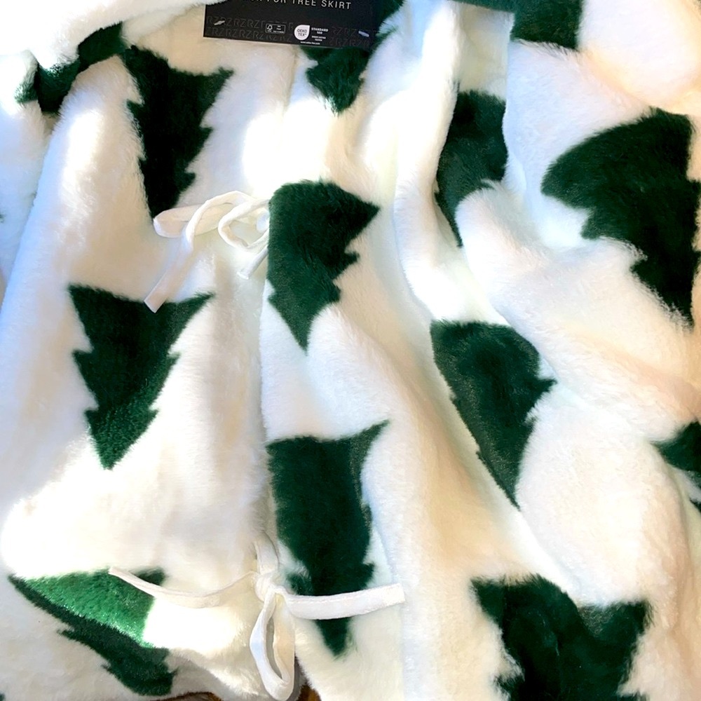 🌲RACHEL ZOE Soft & Luxurious Faux Fur Tree Skirt 🌲NWT🌲 - Picture 12 of 13